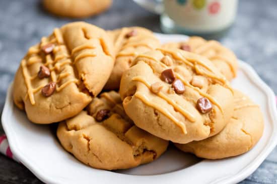Easy peanut butter cookies with chocolate bits and rich peanut drizzle Close-up of homemade peanut butter cookies with chocolate chunks and a creamy drizzl