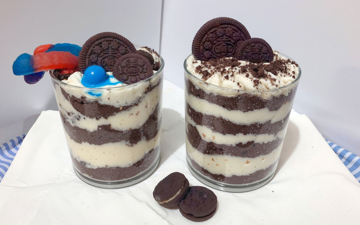 Step 6 how to make dirt cake – chill in the fridge and decorate with crushed Oreos